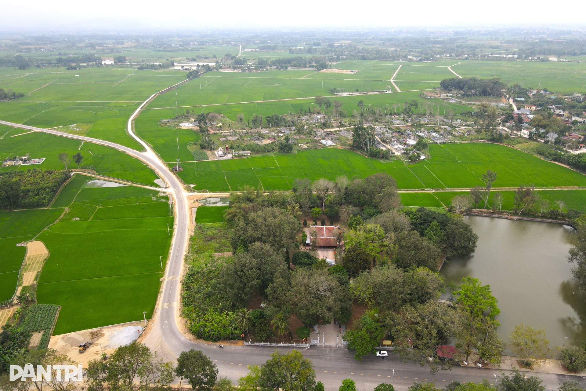 Ngôi đền cổ có đôi đũa thử độc và đĩa đá cổ - 1 Ngôi đền cổ có đôi đũa thử độc và đĩa đá cổ - 1