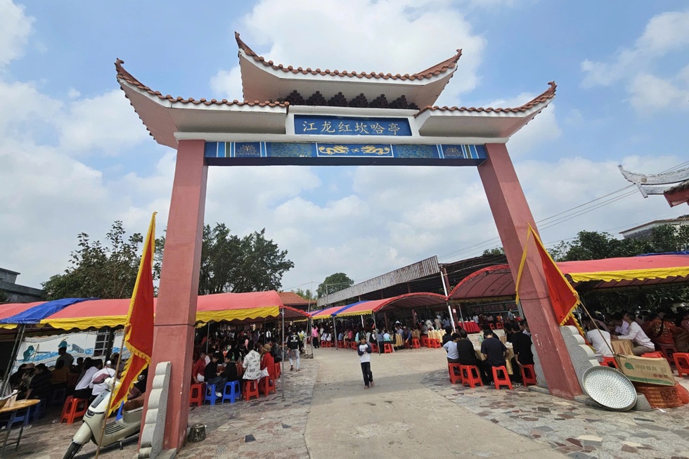 Ngôi làng ở Trung Quốc nói tiếng Việt, phụ nữ mặc áo dài, đánh đàn bầu - 1