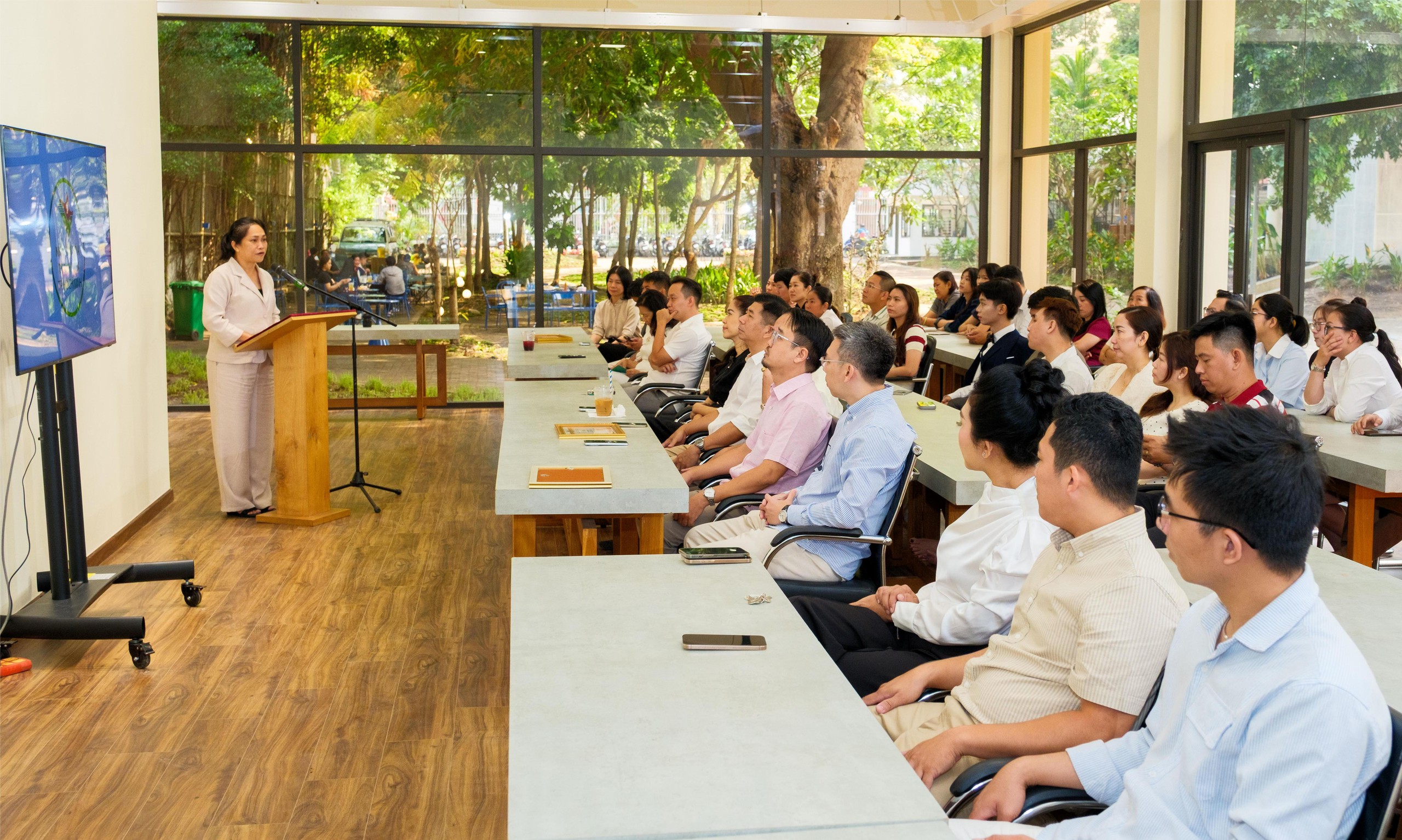 'Ngôi nhà tạm' của người trẻ TP.HCM trong lúc chờ trụ sở mới 1 nhà văn hóa thanh niên - Ảnh 1.