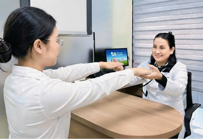 Bác sĩ Minh Đức đang khám tầm soát đột quỵ cho một nhân viên văn phòng. Ảnh minh họa: Bệnh viện Đa khoa Tâm Anh