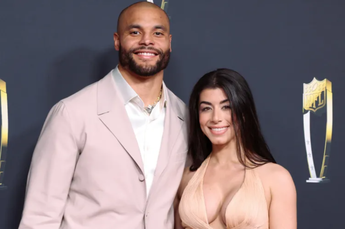 Dak Prescott (trái) và Sarah Jane Ramos tại lễ trao giải NFL Honors ở San Francisco vào ngày 5/2/2026. Ảnh: Variety