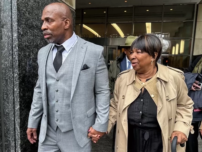 Kenneth Windley rời tòa án cùng mẹ hôm 16/3. Ảnh: NBC News