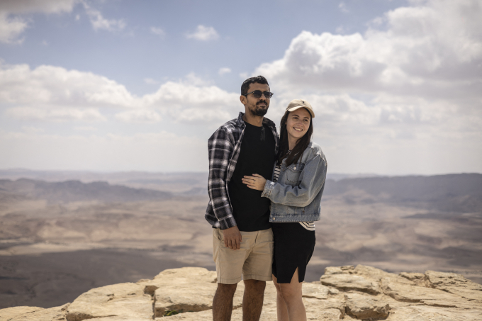 Du khách chụp ảnh tại miệng núi lửa ở sa mạc Negev, miền nam Israel, ngày 15/3. Ảnh: AFP