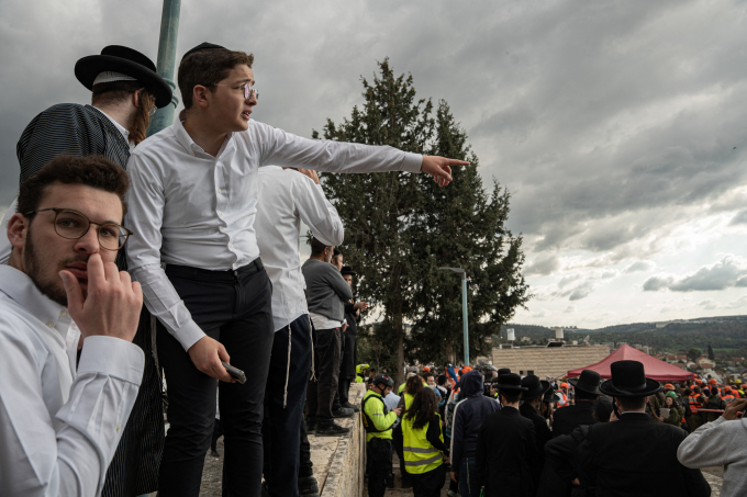 Người dân tập trung quanh hiện trường vụ hầm trú công cộng trúng tập kích tên lửa Iran tại Beit Shemesh, miền trung Israel, ngày 1/3. Ảnh: AFP