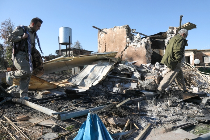 Thành viên đảng Dân chủ người Kurd kiểm tra thiệt hại sau cuộc tấn công xuyên biên giới của Iran vào thị trấn Koye, thuộc khu tự trị Kurdistan ở miền bắc Iraq ngày 3/3. Ảnh: AFP