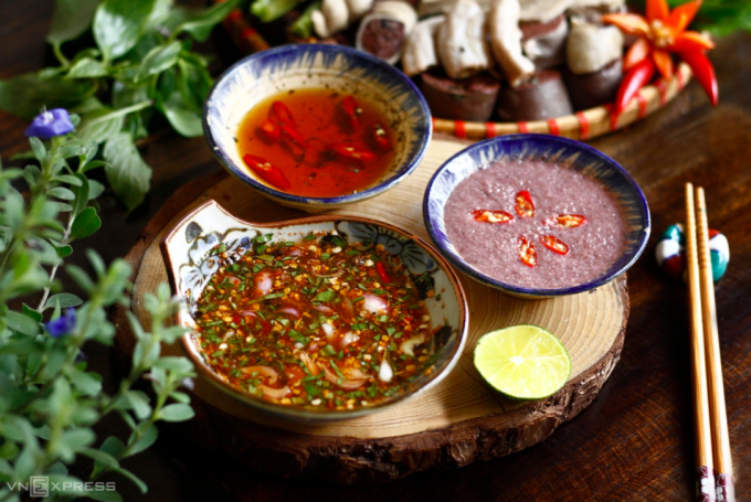 Người Việt thường có thói quen ăn đa dạng các nước chấm. Ảnh: Bùi Thủy