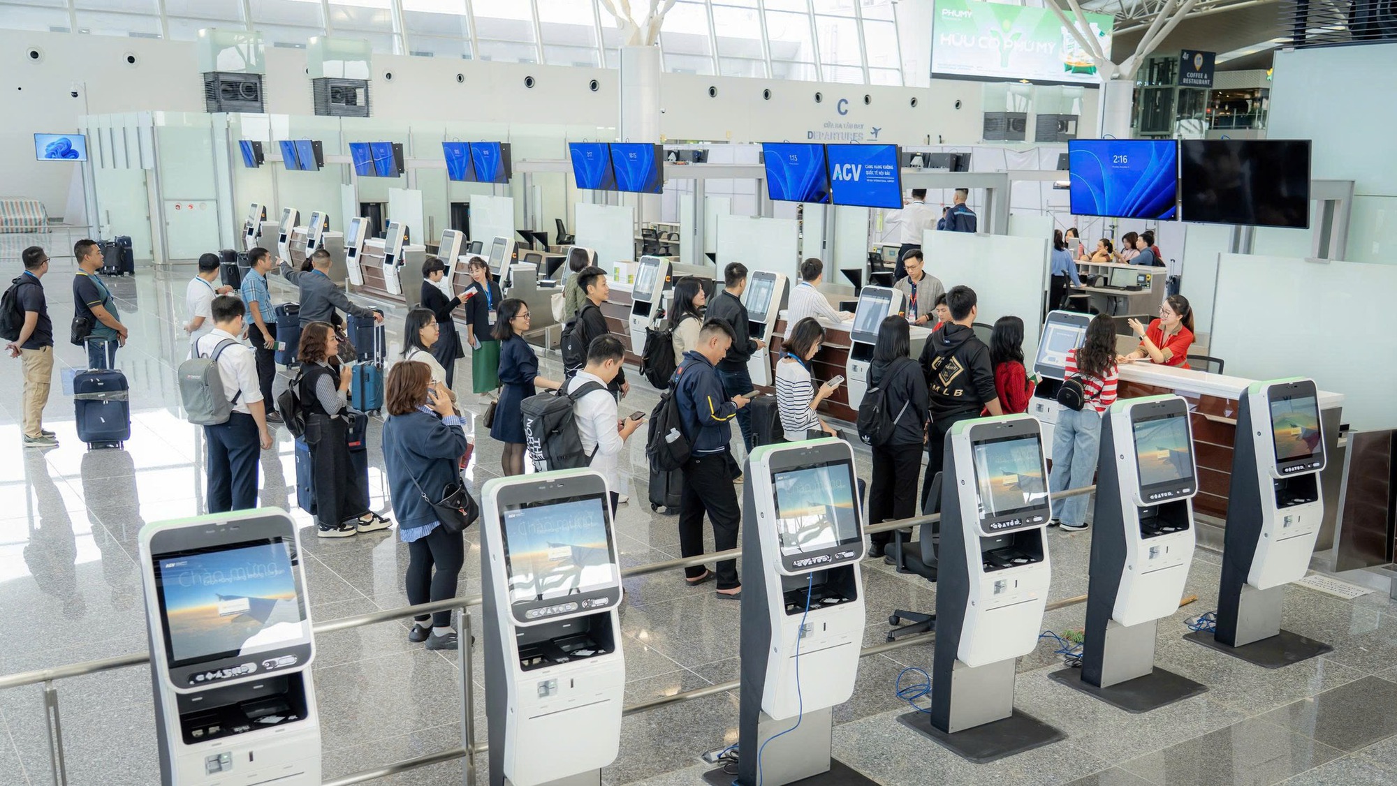 Người Việt mua vé máy bay dịp lễ 30/4 - 1/5 cần đặc biệt chú ý- Ảnh 1. Người Việt mua vé máy bay dịp lễ 30/4 - 1/5 cần đặc biệt chú ý- Ảnh 1.