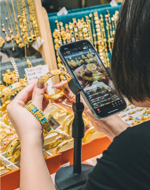 Chi 200 triệu mua vòng vàng qua livestream, đợi 4 tháng không được giao hàng: Người bán hoàn toàn mất liên lạc- Ảnh 1.