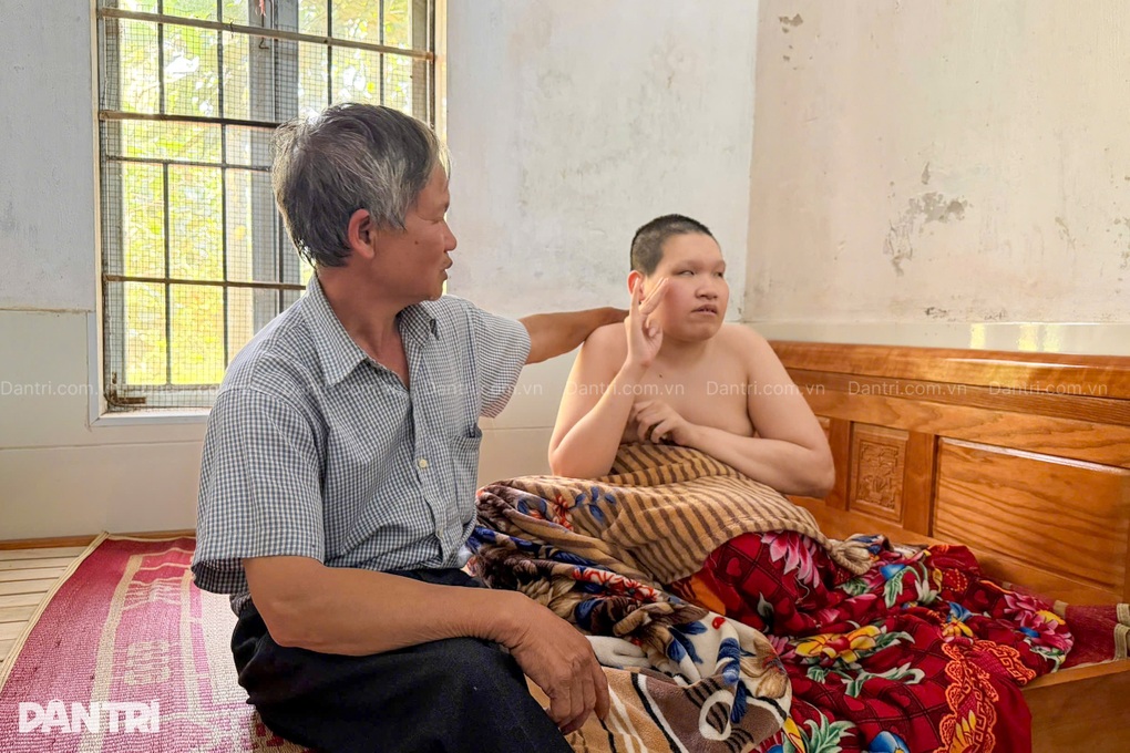 Người cha bệnh tật ước có tiền chữa bại liệt, mù lòa cho con trước khi mất - 1