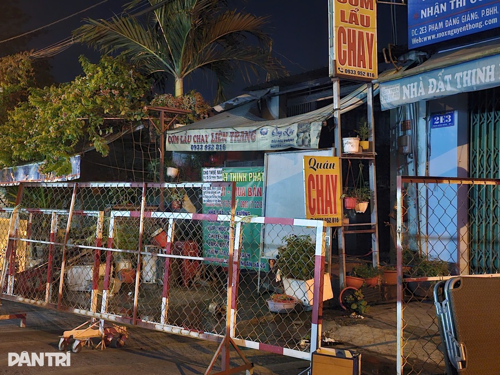 Người cha ngã quỵ khi con gái và cháu ngoại tử vong trong vụ cháy ở TPHCM - 1