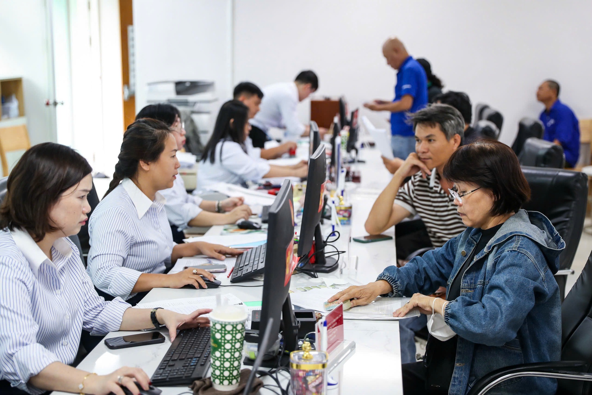 Người dân, doanh nghiệp không phải cung cấp thông tin đã có trên VNeID 1 Người dân, doanh nghiệp không phải cung cấp thông tin đã có trên VNeID - Ảnh 1.