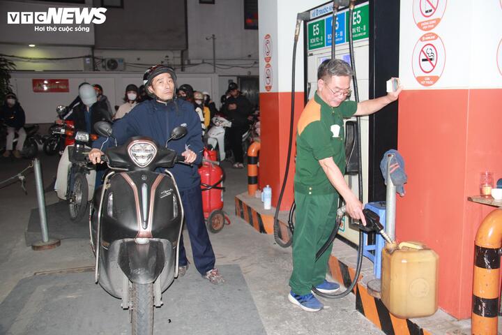 Người dân mang can mua, chuyên gia nói nguồn xăng trong nước cơ bản vẫn bảo đảm- Ảnh 1.
