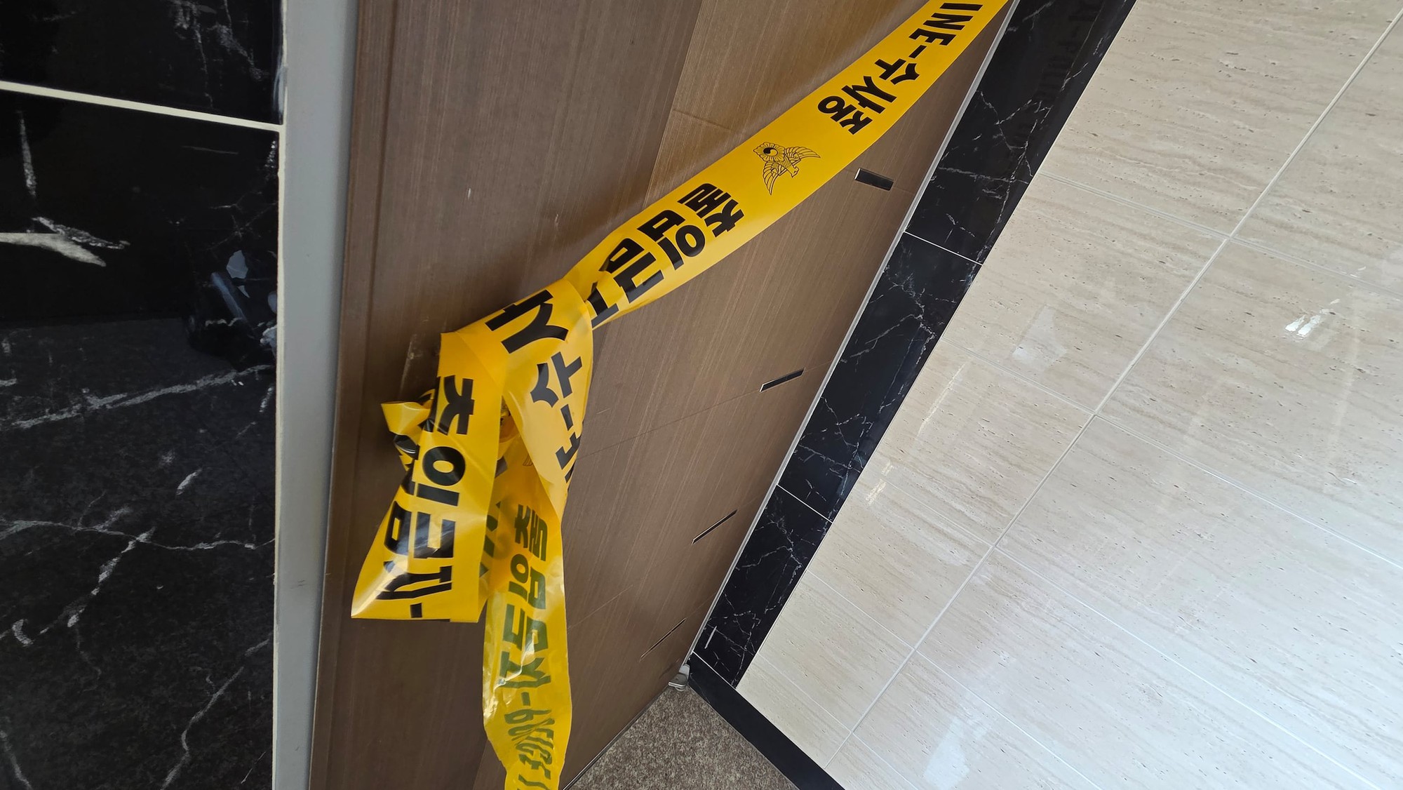 Người đàn ông 34 tuổi tự sát cùng 4 con trong căn hộ, nhắn “Anh yêu em” trong thư tuyệt mệnh gửi vợ- Ảnh 1.