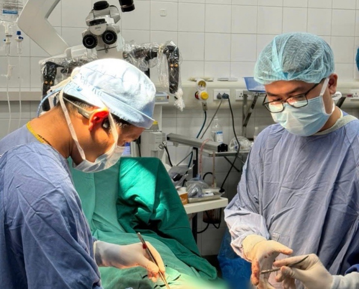 Người đàn ông 42 tuổi tự cắt của quý trong phút mất kiểm soát 1 Kíp phẫu thuật xử lí vết thương cho người bệnh.