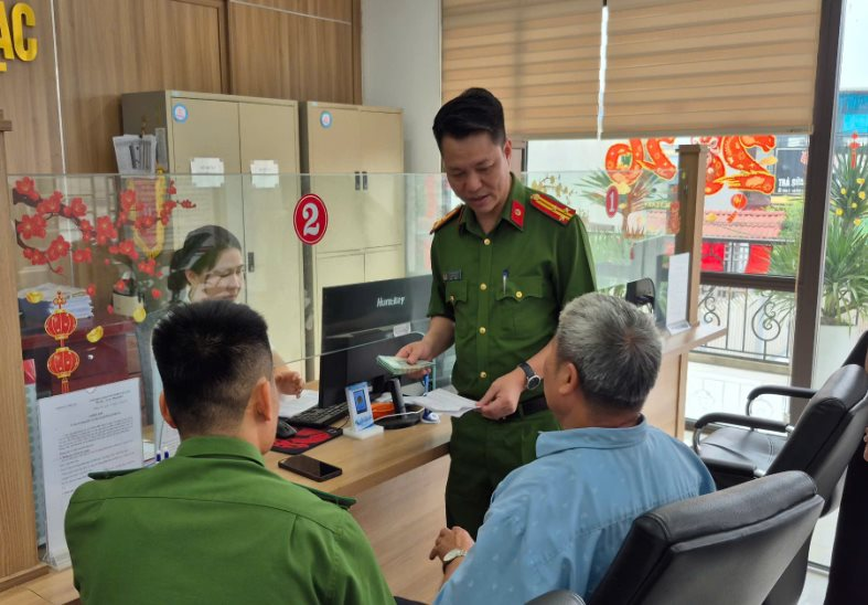 Người đàn ông SN 1953 tới ngân hàng giao dịch 40 triệu đồng, công an ập tới xác minh- Ảnh 1.