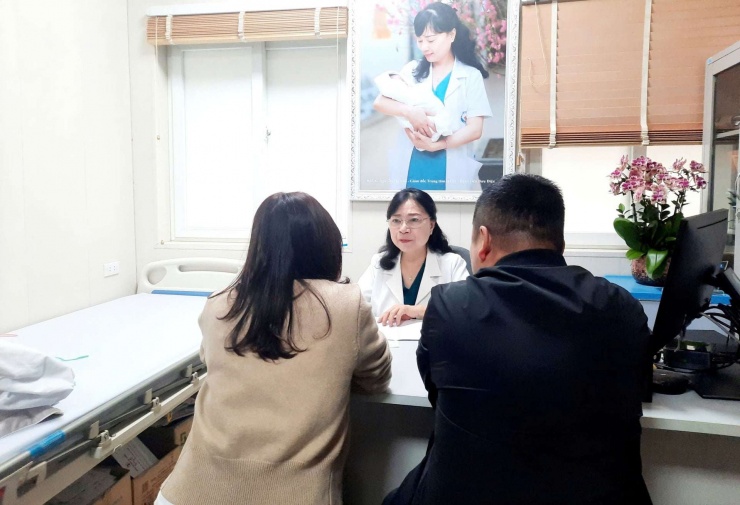 Bác sĩ Nhã đang khám cho một trường hợp bệnh nhân. Ảnh: BSCC