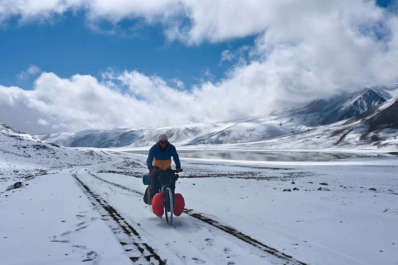 Người đàn ông đạp xe 55.000km trong 4 năm, xuyên nắng nóng 51 độ C và lạnh âm 25 độ 1 đạp xe - Ảnh 1.
