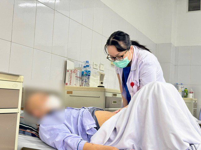 Người đàn ông phát hiện ung thư gan ở tuổi 53 thừa nhận một sai lầm nhiều người Việt mắc phải 1 Người bệnh phát hiện ung thư gan sau nhiều năm không điều trị viêm gan C. Ảnh: BVCC