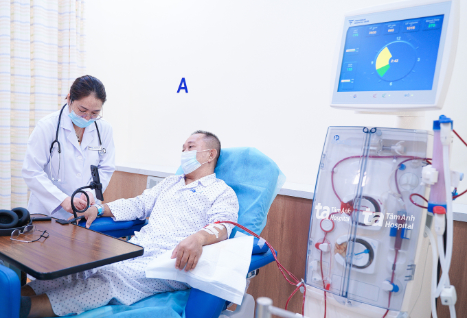 Bác sĩ Hằng theo dõi quá trình chạy thận cho ông Chy. Ảnh: Phòng khám Đa khoa Tâm Anh Quận 7