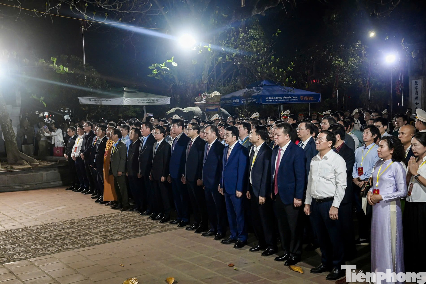 Người dân ùn ùn kéo vào đền Trần lúc nửa đêm- Ảnh 1.