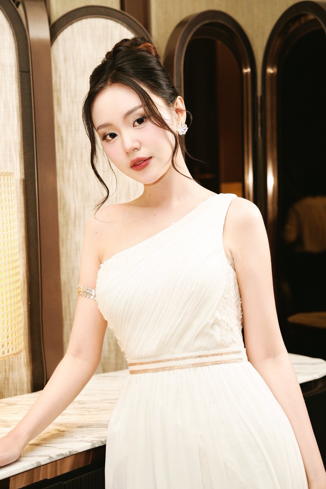 Cô cho rằng từ những việc giản dị như sống tử tế, chăm lo cho gia đình, làm tốt công việc mỗi ngày đến việc dám thử sức và nỗ lực theo đuổi lý tưởng sống, tất cả đều có thể là sự rực rỡ. "Điều quan trọng là mỗi người không ngừng cố gắng và trân trọng hành trình của mình, bởi khi sống hết mình, ai cũng có thể tỏa sáng theo cách riêng", cô chia sẻ.