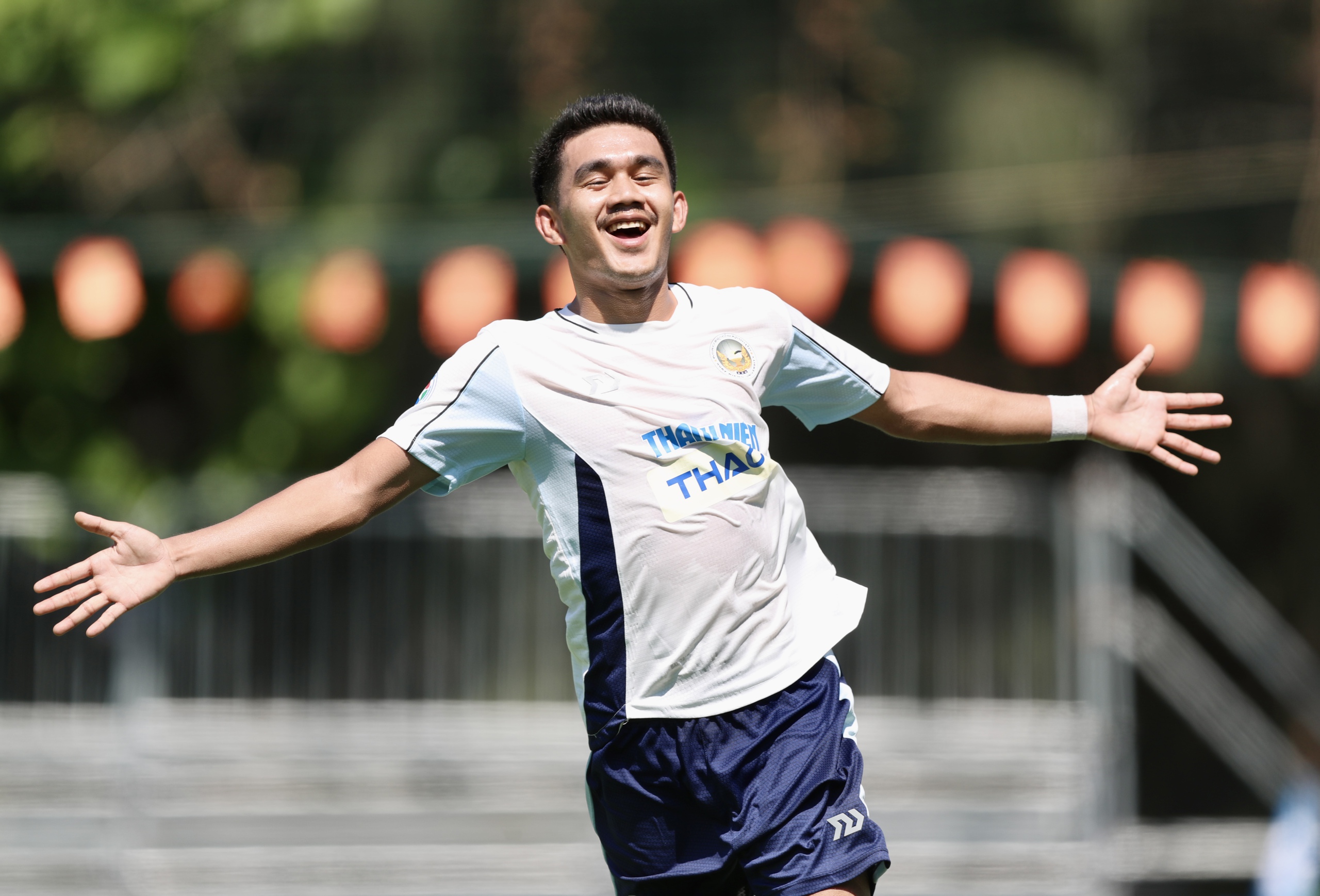 Người hùng Trường ĐH Svay Rieng xúc động với phần thưởng đặc biệt- Ảnh 1.