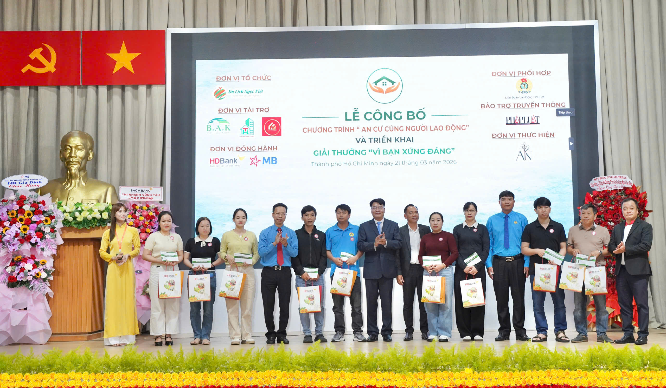 Người lao động nhận đất nền khi tham gia chương trình 'An cư cùng người lao động'- Ảnh 1. Người lao động nhận đất nền khi tham gia chương trình 'An cư cùng người lao động'- Ảnh 1.