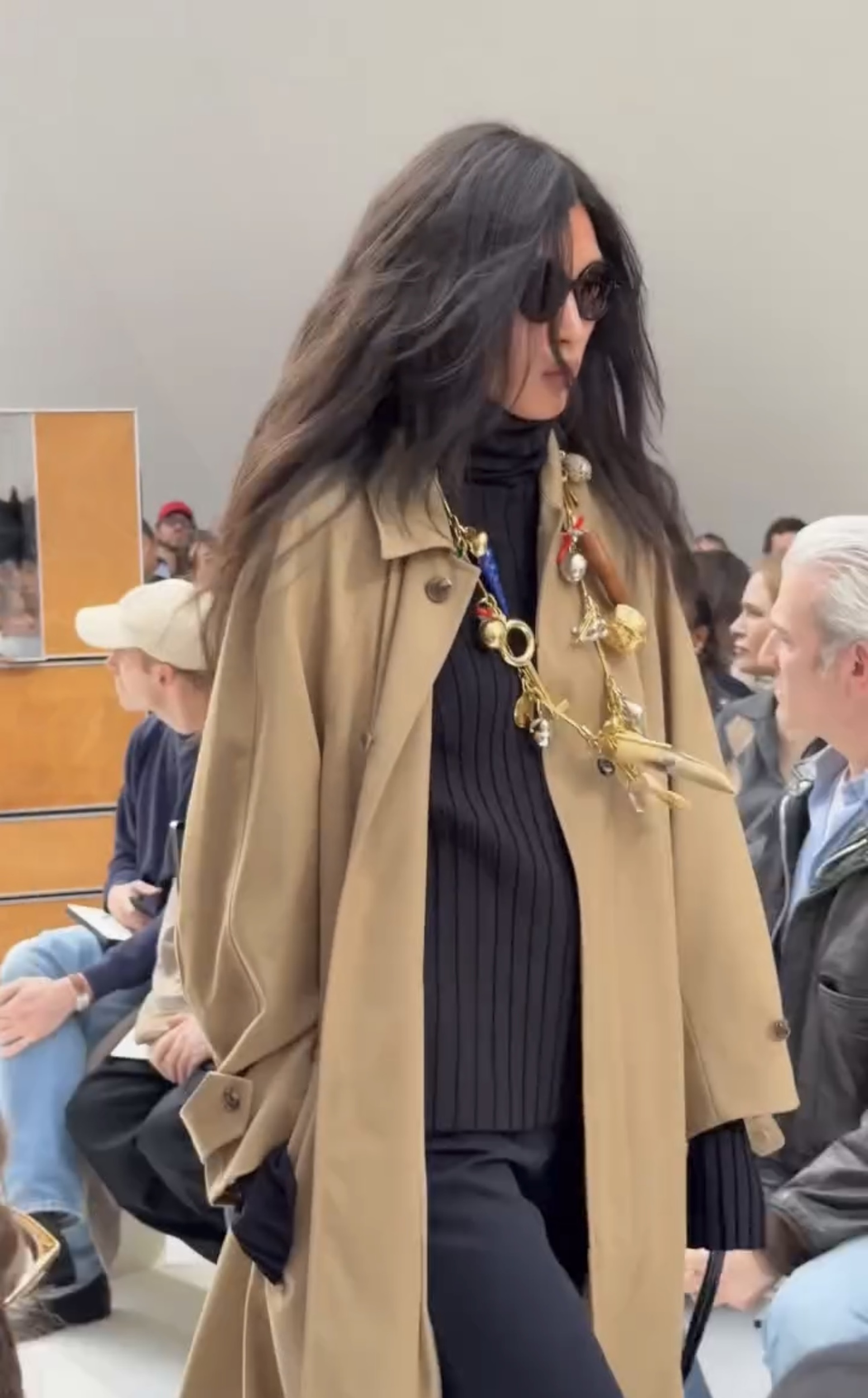 Người mẫu Việt gây chú ý ở Paris với màn catwalk được so với báo đen - 1 Người mẫu Việt gây chú ý ở Paris với màn catwalk được so với báo đen - 1