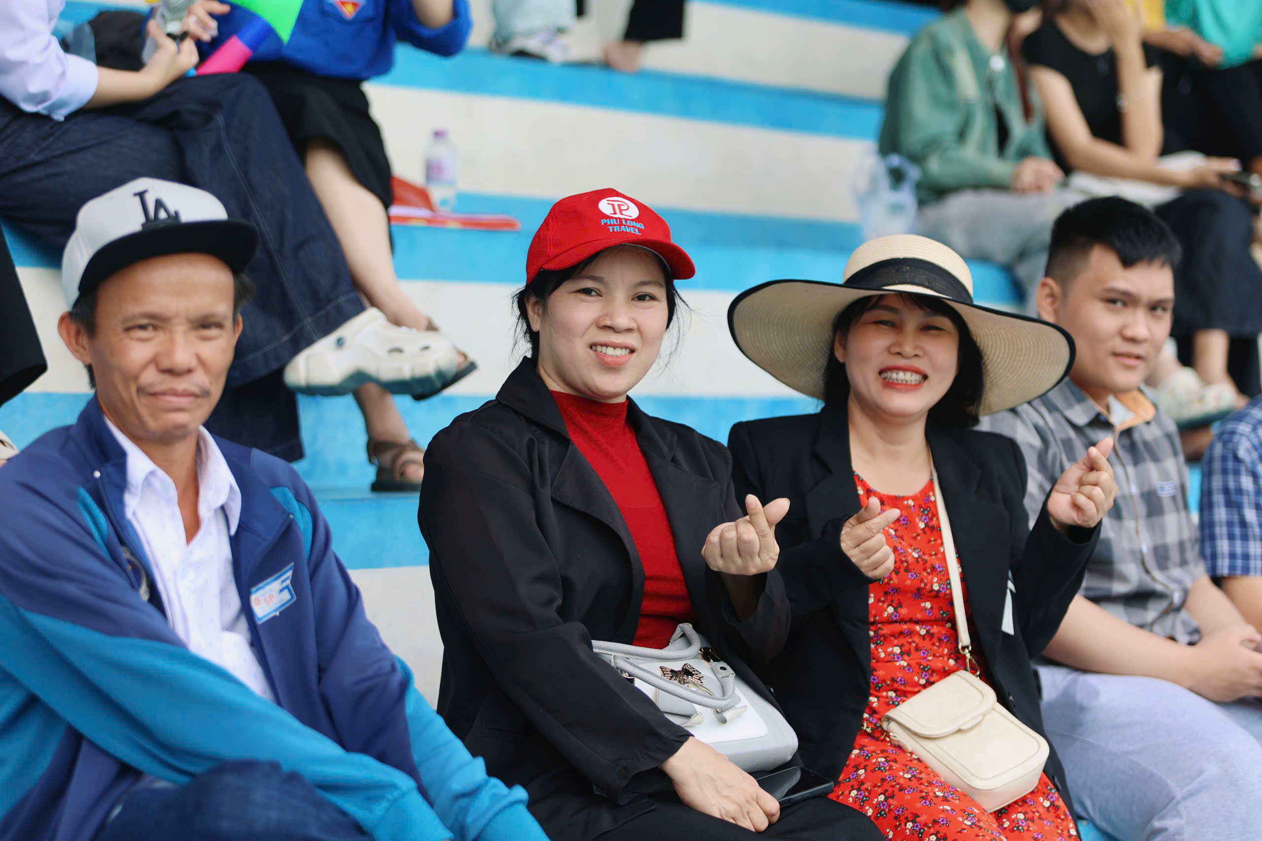 Người mẹ vượt gần 400 km đến Nha Trang cổ vũ con trai tại TNSV THACO cup 2026- Ảnh 1.