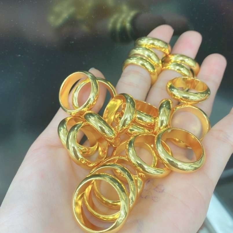 Giá vàng hôm nay 8/3: Người mua vàng nhẫn mất 3 triệu đồng/lượng ngay khi rời cửa tiệm- Ảnh 1.