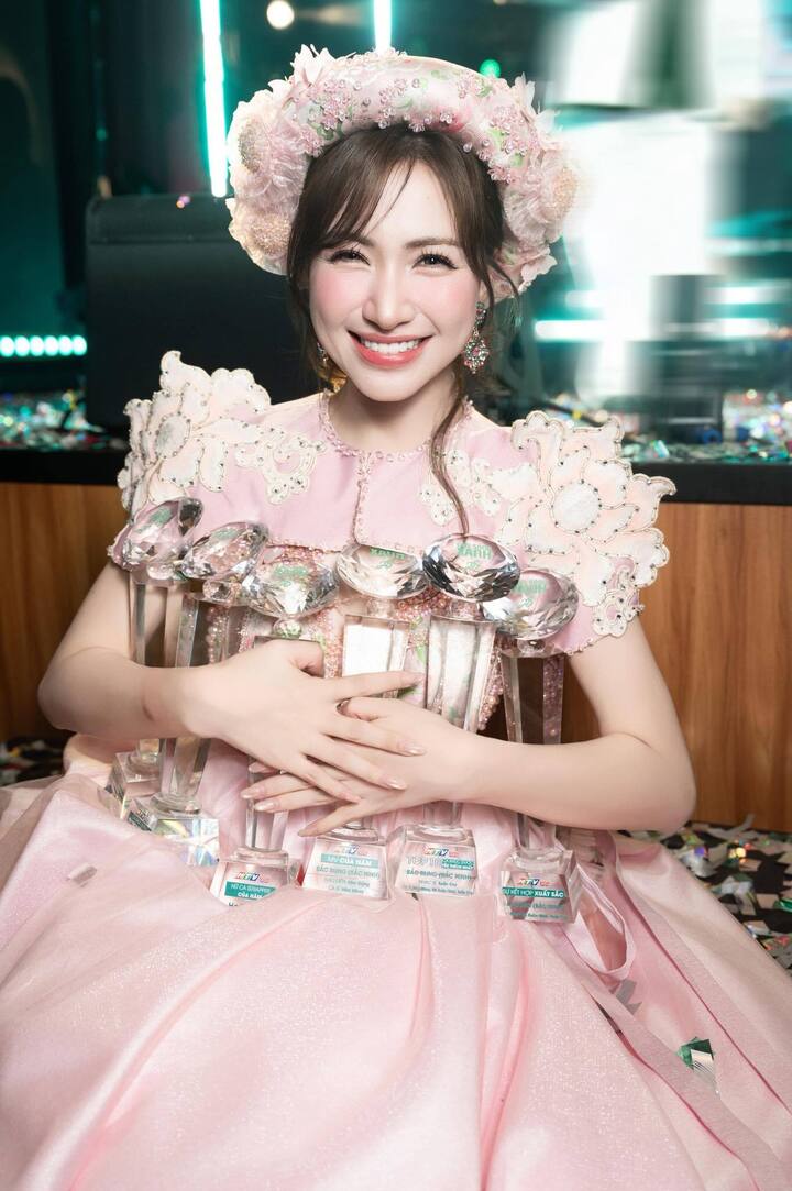 Hai quán quân Học viện Ngôi sao: Người nổi đình đám, người đi hát dạo- Ảnh 2.