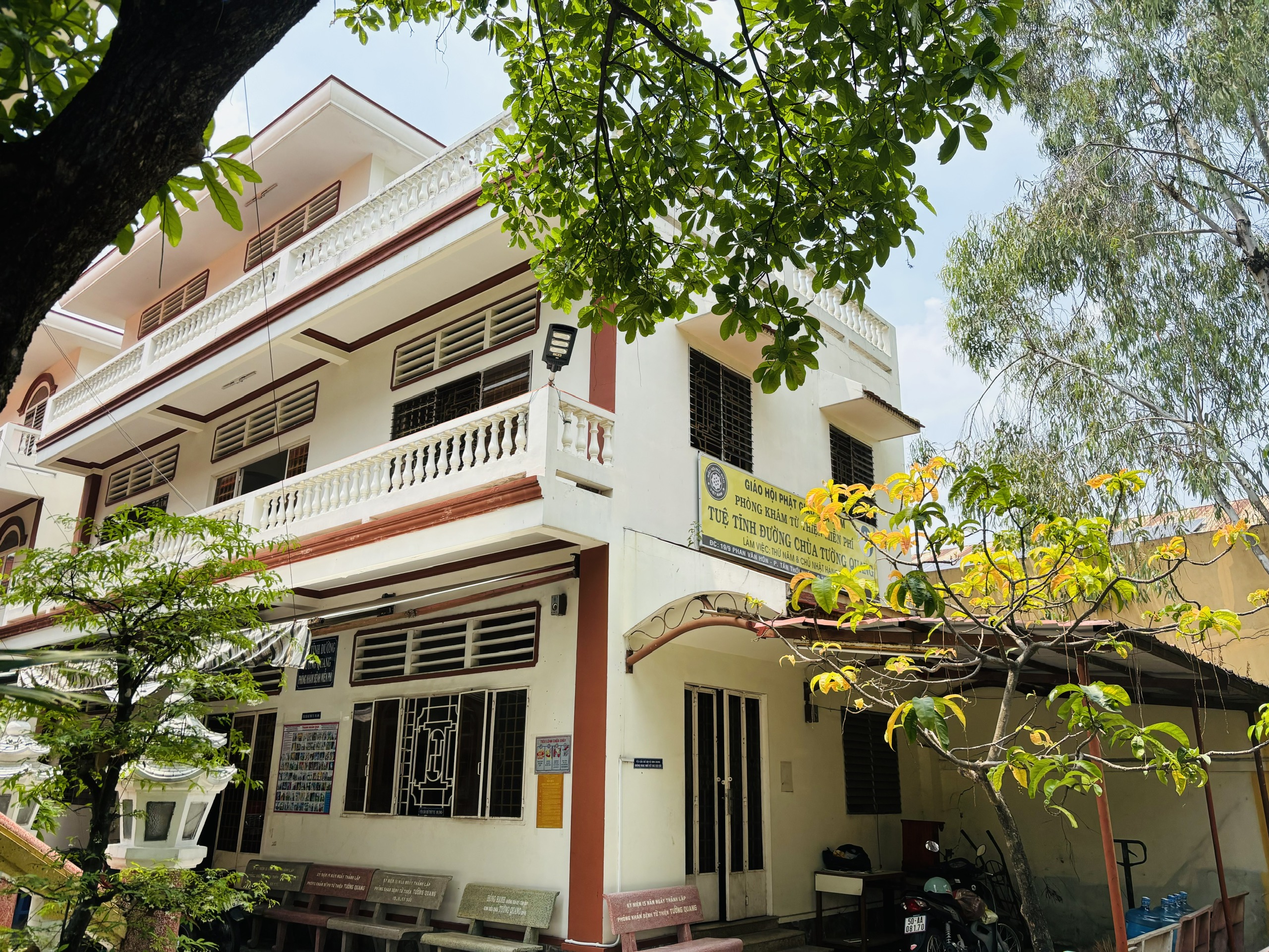 Phòng khám miễn phí trong chùa: Người ở lại mấy chục năm không lương vì điều gì?- Ảnh 1.