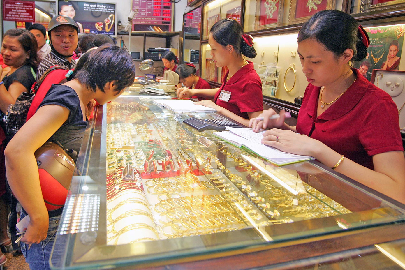 Người 'ôm' vàng lỗ rất nặng, cảnh báo rủi ro lớn- Ảnh 1.