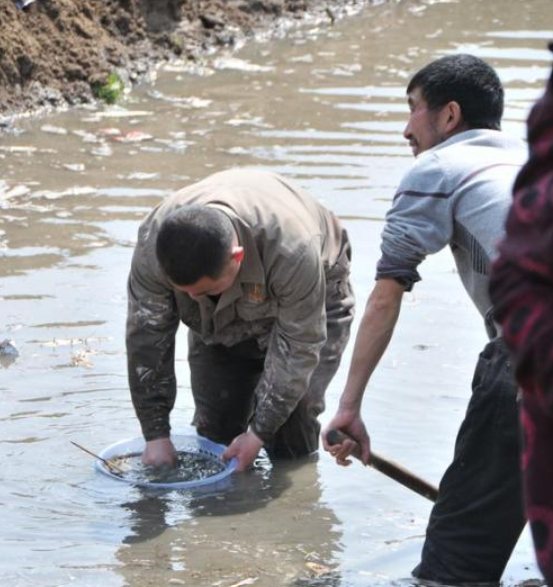 Công trường dừng thi công khẩn cấp vì máy xúc đào trúng vật cứng chứa hiện vật nặng hơn 100kg, con mương rộng 6m bị phong tỏa- Ảnh 1.