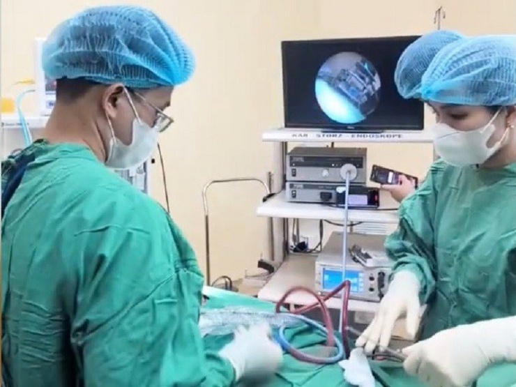 Các bác sĩ thực hiện cuộc phẫu thuật nội soi bóc trọn khối u cho người bệnh