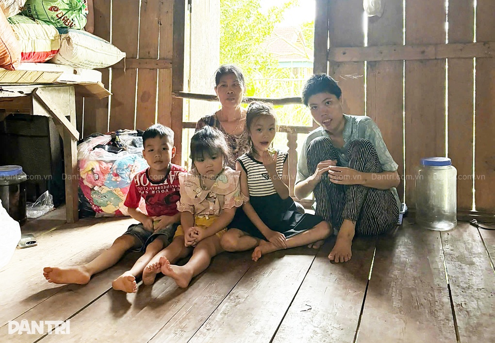 Người phụ nữ hỏng 1 mắt gồng mình nuôi chồng và con gái tâm thần - 1