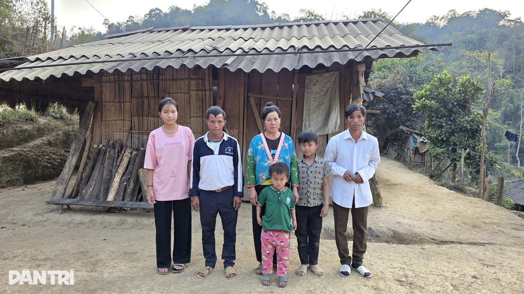 Người phụ nữ nghèo oằn vai gánh 6 phận đời trong căn nhà dột nát - 1