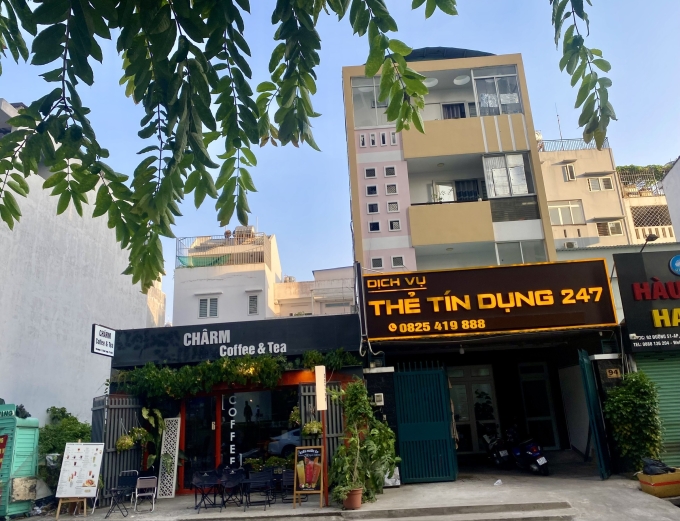 Căn nhà 4 tầng bị đơn xây nhầm trên nền của nguyên đơn và nền đất của bị đơn (quán cà phê) nằm sát bên. Ảnh: Hải Duyên