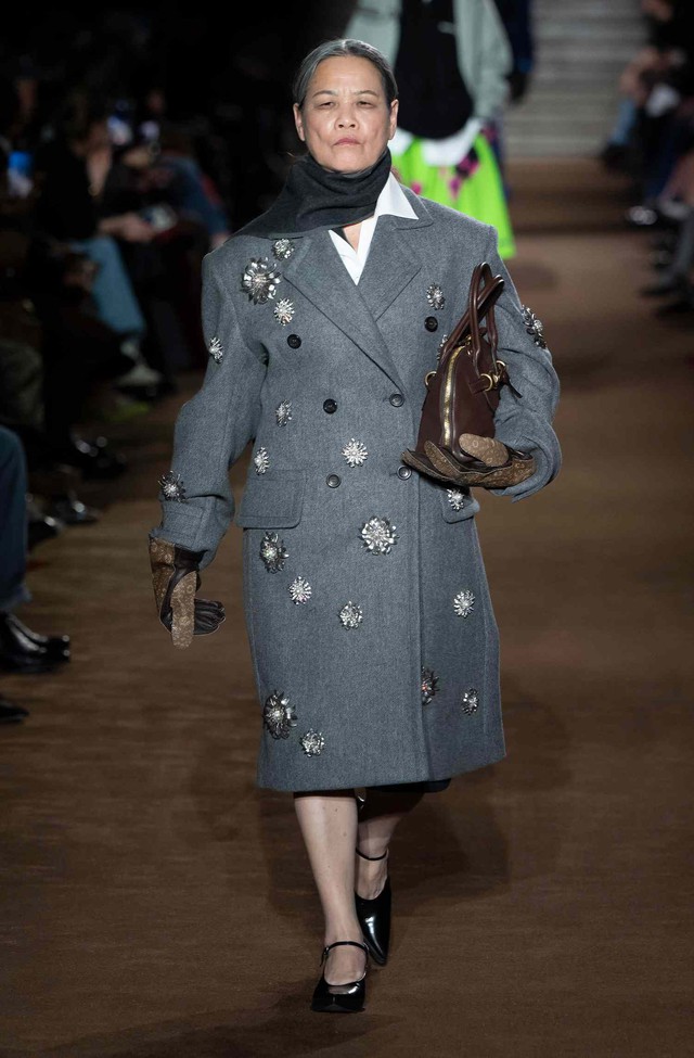 Từ bác sĩ nghỉ hưu đến người mẫu cho sàn diễn cao cấp ở tuổi 71: Người phụ nữ từng chiếm spotlight show Miu Miu là ai?- Ảnh 1.