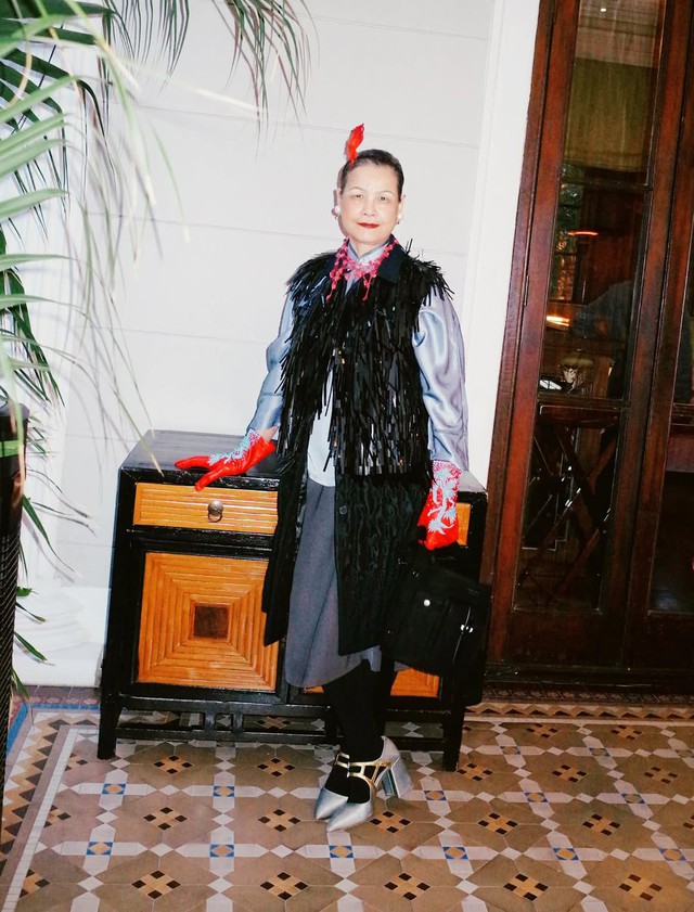 Từ bác sĩ nghỉ hưu đến người mẫu cho sàn diễn cao cấp ở tuổi 71: Người phụ nữ từng chiếm spotlight show Miu Miu là ai?- Ảnh 6.