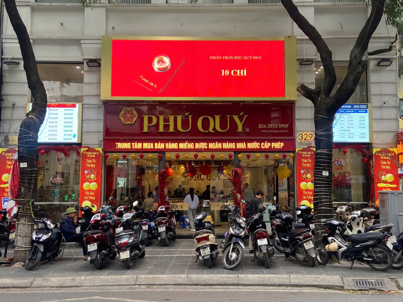 Giá vàng hơn 18,9 triệu đồng/chỉ: Người trẻ vẫn xếp hàng mua vàng bằng được, có người phải về tay không vì 1 lý do- Ảnh 1.