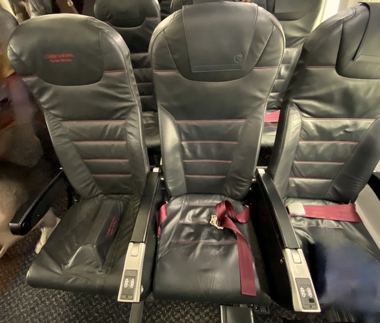 Người trong ngành tiết lộ bí ẩn chiếc ghế hàng 15 trên máy bay, vì sao không bao giờ có ai dám ngồi?- Ảnh 1.