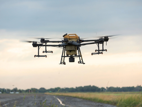 Drone bay lạc: Nguy cơ treo trên đầu máy bay - Ảnh 1. Drone bay lạc: Nguy cơ treo trên đầu máy bay - Ảnh 1.