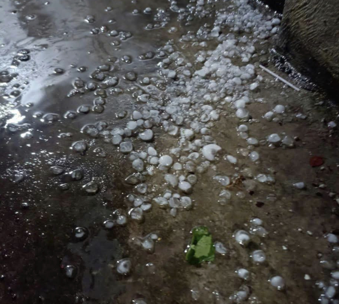 Mưa đá ở Hà Nội sáng 30/3. Ảnh: Nguyễn Linh