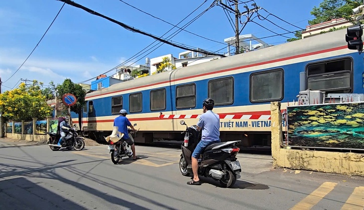 Nguy hiểm rình rập nơi giao cắt đường bộ và đường sắt 1 đường sắt - Ảnh 1.