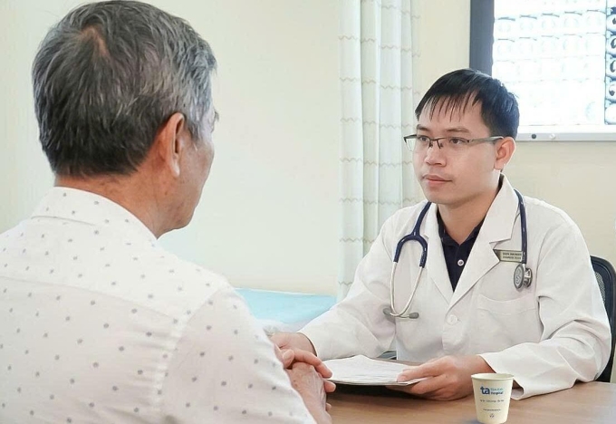 Bác sĩ Đô khám cho người bệnh. Ảnh minh họa: Bệnh viện Đa khoa Tâm Anh