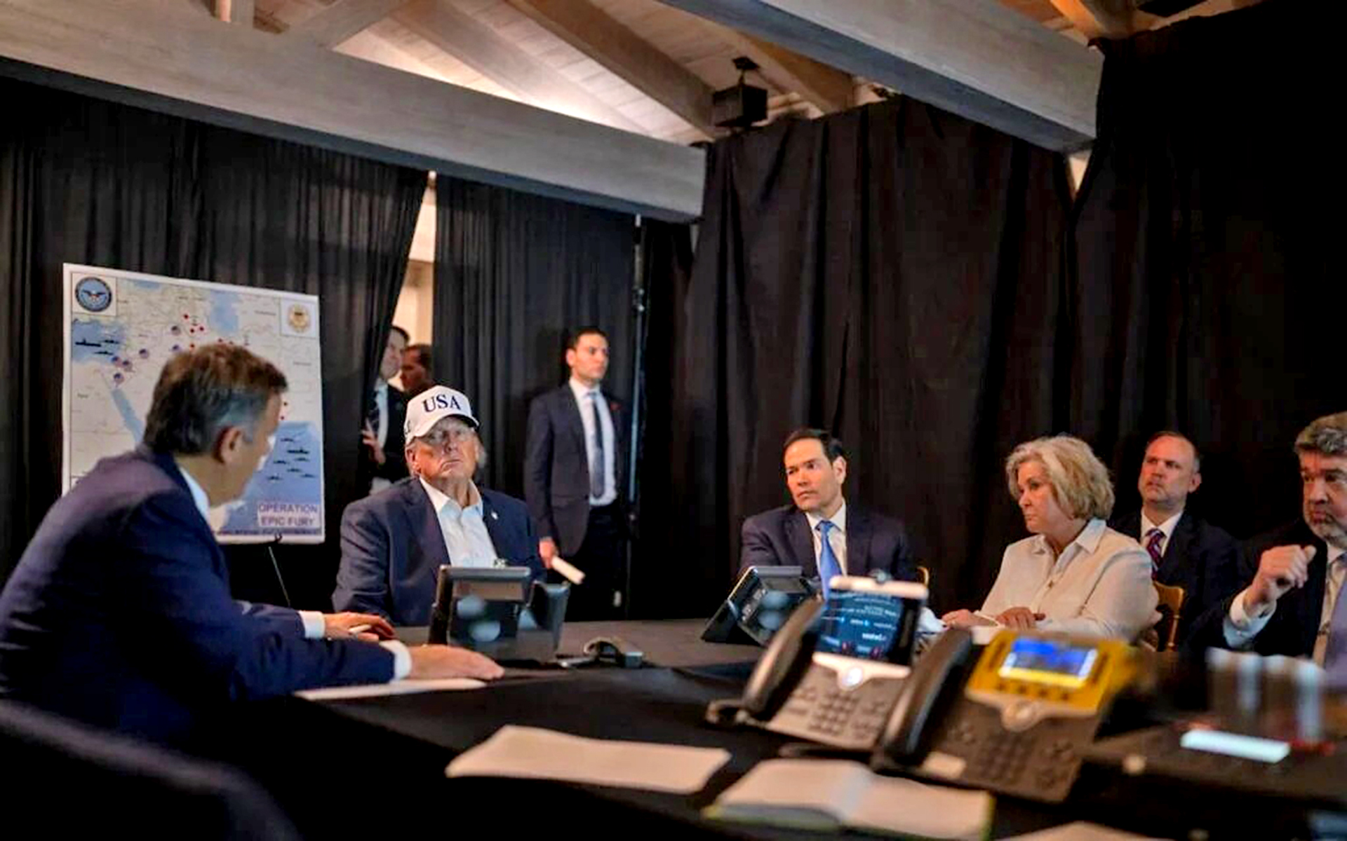 Nhà Trắng công bố hình ảnh, nêu lý do ông Trump theo dõi chiến dịch tập kích Iran từ Mar-a-Lago - Ảnh 1.