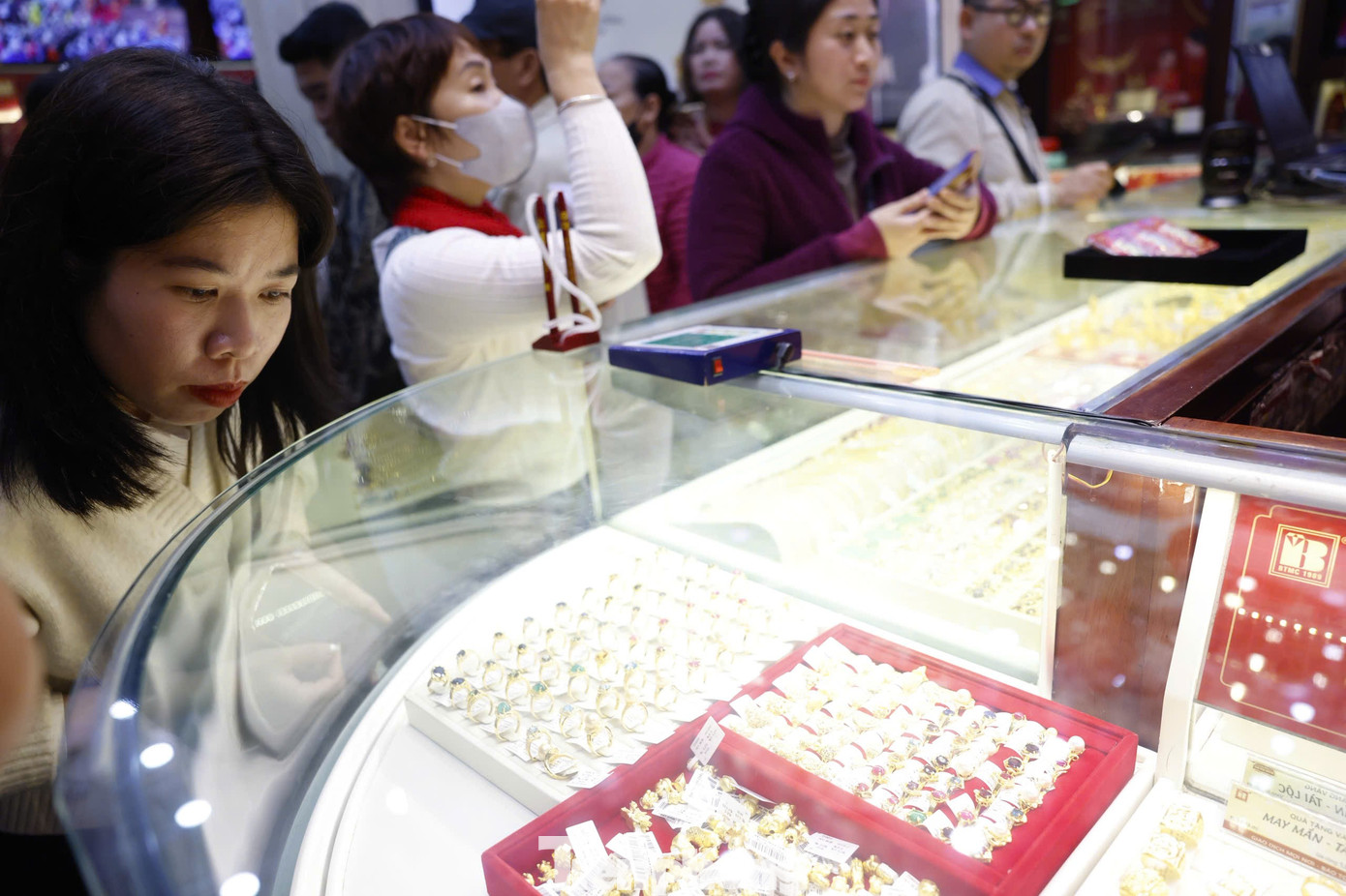 Chiến sự Trung Đông: Nhà đầu tư thận trọng, tránh chạy theo cú tăng ngắn hạn của giá vàng- Ảnh 1.