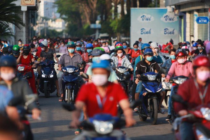 Công nhân công ty Pouyuen, quận Bình Tân sau giờ làm. Ảnh: Quỳnh Trần