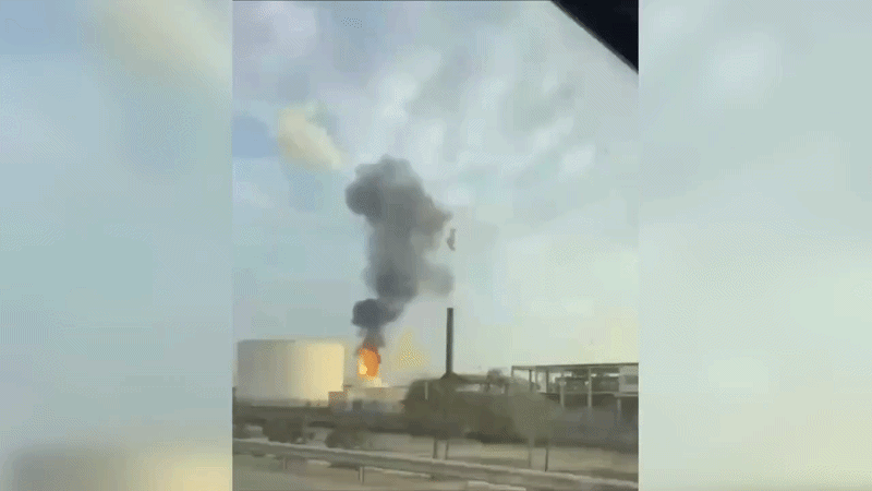 Nhà máy lọc dầu lớn nhất Bahrain bốc cháy; Israel bị tố dùng vũ khí hóa học ở Lebanon 1 Iran - Ảnh 1.